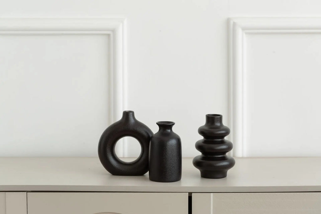 yes these vases are black as well as white