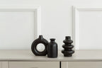 yes these vases are black as well as white