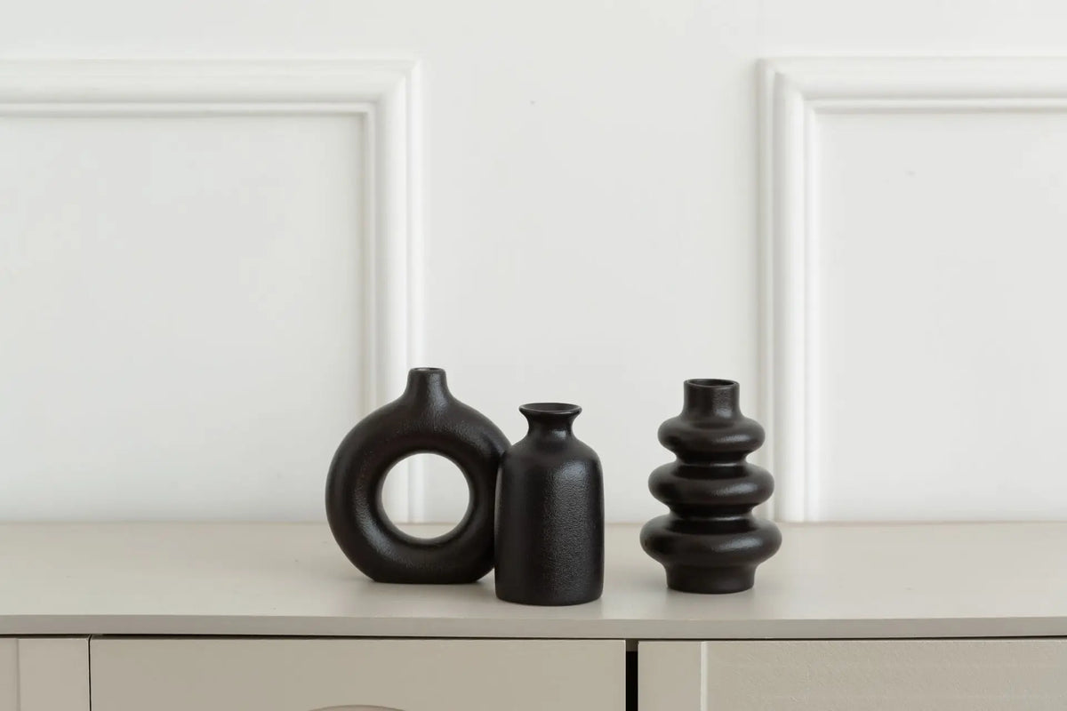 yes these vases are black as well as white